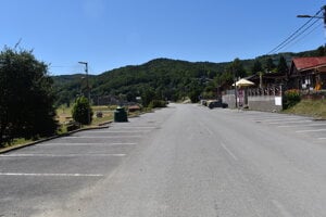 Nájsť parkovanie na Valkove na začiatku letnej sezóny 2025 nebol nijaký problém.