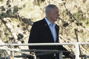 Netanjahu počas návštevy kibucu Nir Oz na juhu Izraela 