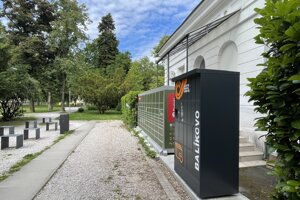 Kvôli balíkomatom nevidno zrekonštruovanú historickú fasádu Villy Park na Komenského ulici v Košiciach. 