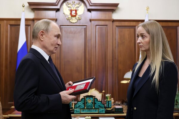Ruský prezident Vladimir Putin odovzdáva medailu Žanne Gudkovovej, vdove po zástupcovi veliteľa ruskej flotily, generálmajorovi Michailovi Gudkovovi, ktorého spolu s ďalšími jedenástimi dôstojníkmi zabil cielený ukrajinský útok raketami Himars.