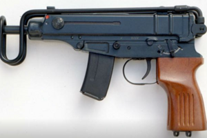 Samopal vzor 61 (škorpión), kalibru 7,65 Browning. Podobná zbraň mala byť použitá pri vražde občana Švajčiarska.