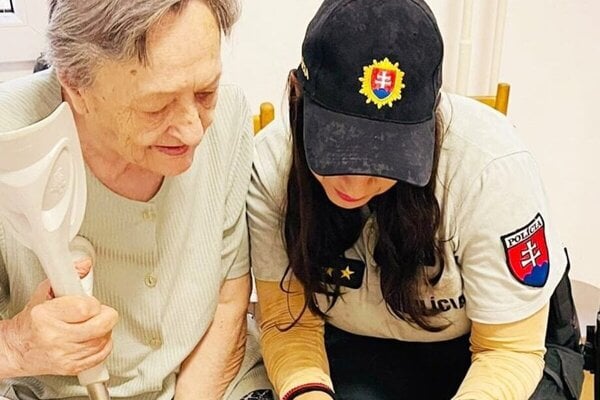 Krajská polícia seniorov pravidelne informuje o hrozbách. 