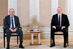 Azerbajdžanský prezident Ilham Alijev (vpravo) a arménsky premiér Nikol Pašinjan.