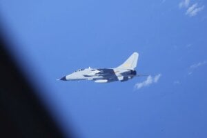 Čínsky stíhací bombardér JH-7.
