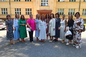 Absolventky pred budovou, v ktorej sídli Ústav ošetrovateľstva.