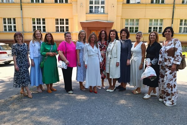 Absolventky pred budovou, v ktorej sídli Ústav ošetrovateľstva. 
