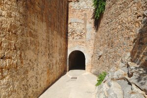 Spinalonga jeden z dvoch vstupov do pevnosti