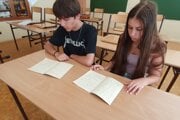 Historické zošity zaujali aj súrodencov z ôsmej triedy Natáliu a Matúša Závodských