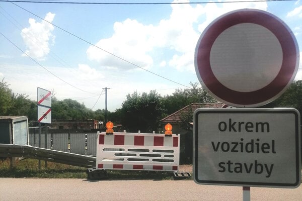 Pri moste v Hokovciach sú už dnes pripravené zátarasy. Zatvoria ho v stredu 16. júla.