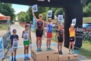 Sofia Masnicová a Martin Rýdzik (v strede) vyhrali svoje kategórie, Eliška Šišková (druhá sprava) skončila druhá.