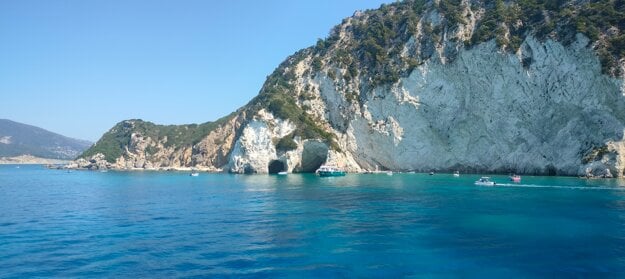 Plavba okolo pobrežia medzi letoviskami Tsilivi a Laganas (zdroj: dovolenka.sme.sk)
