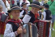 V programe sa predstaví asi 50 účinkujúcich rôznych vekových kategórií. 