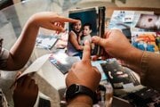 Hondurasan Jhony Silva drží svoju detskú fotografiu s matkou.