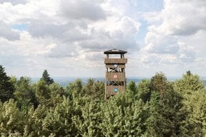Prvotná vizualizácia rozhľadne Veľký Tribeč. Vizualizácia z novej projektovej dokumentácie zatiaľ nie je k dispozícii, zmeny by však mali byť minimálne. 