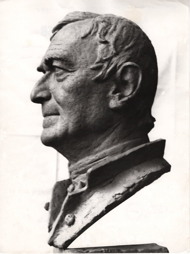 K prvým slovenským kritikom alkoholizmu patril Jozef Ignác Bajza (na fotografii busta na pomníku v Predmieri) v románe René mládenca príhody a skúsenosti z roku 1785. (zdroj: SLOVENSKÁ NÁRODNÁ KNIŽNICA – LITERÁRNY ARCHÍV)