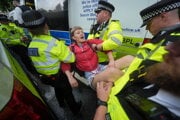 Britská polícia zadržiava jednu z demonštratiek.