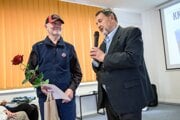Ján Jurina (vľavo) si prevzal ocenenie v súťaži Kniha Oravy v Oravskej knižnici.