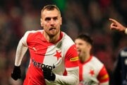 Hráči Slavie Praha oslavujú gól. 