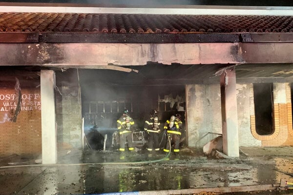 Požiarnici na mieste incidentu. 