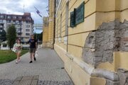 Medzi tabuľou venovanou Jankovi Jesenskému a podchodom, ktorý vedie na hrad.
