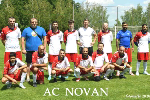 Novania sa (v nekompletnej zostave) naposledy predstavili na turnaji na Dyčke. Tréner Cigáň stojí hore vľavo v modrom tričku. 