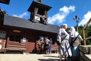 Litmanová 35 rokov od zjavení: Prúdia tam davy turistov, sošiek Panny Márie v oknách je už menej