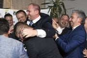 Radostná momentka z volebnej noci v roku 2018 zachytáva Polačeka, Trnku aj Lörinca.