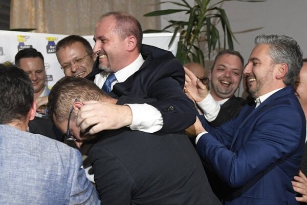 Radostná momentka z volebnej noci v roku 2018 zachytáva Polačeka, Trnku aj Lörinca.