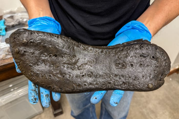 Topánka nájdená v pevnosti Magna má na dĺzku 32,6 centimetra.