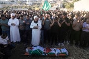 Pohreb Palestínčana, ktorý zahynul pri izraelskom útoku na Západnom brehu Jordánu. V dave vidno vlajky Hamasu. 