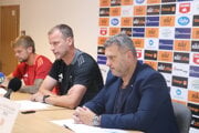Na fotke zľava Ján Hladík, Ondřej Smetana, tréner MFK Ružomberok a športový riaditeľ Viktor Blažek.