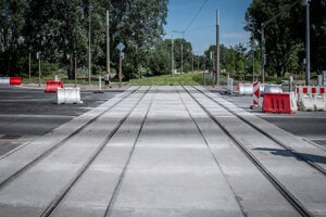 Zastávka Zrkadlový háj, križovatka s cestou Romanova.