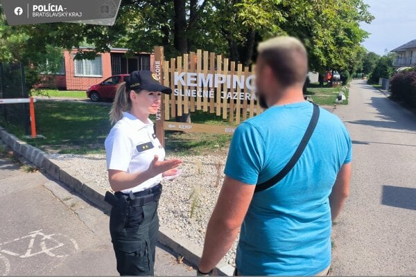 Polícia radí návštevníkom, aby si vybrali miesto, na ktoré budú mať počas kúpania dohľad.
