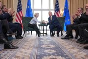 Americký prezident Donald Trump a šéfka Európskej komisie Ursula von der Leyenová si podávajú ruky počas stretnutia v škótskom Turnberry.