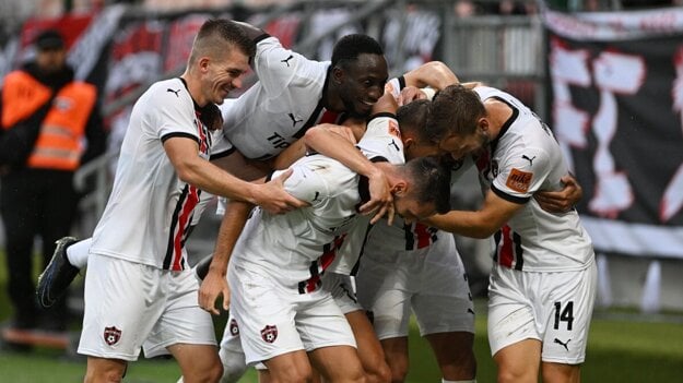 Radosť hráčov Trnavy po strelení gólu počas 1. kola Niké ligy medzi FC Spartak Trnava a MFK Ružomberok. (zdroj: TASR)