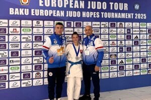Silvia Kilačková s klubovými trénermi Daliborom Strmeňom (vľavo) a Róbertom Rácom.