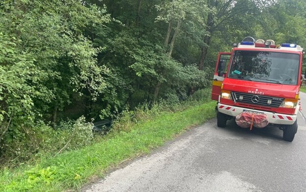 Auto skončilo prevrátené mimo cesty. (zdroj: Záchranná zdravotná služba NsP Brezno)