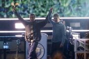 Noel (vpravo) a Liam Gallagherovci počas koncertu v Cardiffe 4. júla.
