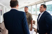 Ján Čurilla (v strede) a Pavol Ďurka (vpravo) v debate s právnym zástupcom Petrom Kubinom.