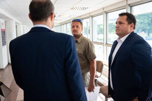 Ján Čurilla (v strede) a Pavol Ďurka (vpravo) v debate s právnym zástupcom Petrom Kubinom.