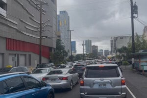 Evakuácia obyvateľov na Havaja priniesla zápchy v Honolulu.