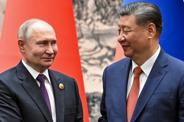 Ruský vodca Vladimir Putin s čínskym lídrom Si Ťin-pchingom. (zdroj: SITA/AP)