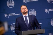 Minister zdravotníctva Kamil Šaško sľuboval transparentnosť a odbornosť. Výber záchraniek pritom vedie exmanažér z Tesca.