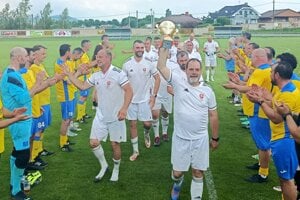 Starí páni Rišňoviec (v bielom) v súťaži po triumfe končia, namiesto nich bude desiatym účastníkom Svätoplukovo. 