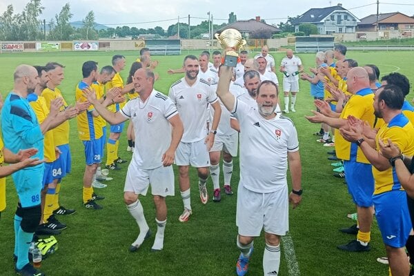 Starí páni Rišňoviec (v bielom) v súťaži po triumfe končia, namiesto nich bude desiatym účastníkom Svätoplukovo. 