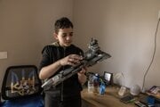 Ilija ukazuje jednu zo svojich obľúbených hračiek Lego doma v Užhorode na Ukrajine 12. apríla.
