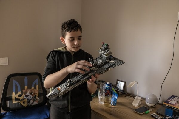 Illja ukazuje jednu zo svojich obľúbených hračiek Lego doma v Užhorode na Ukrajine 12. apríla.