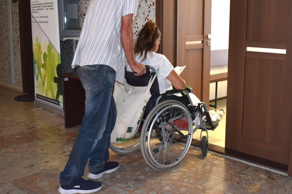 Okradla dôchodkyňu na invalidnom vozíku. Dostala štyri roky a bola spokojná