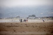 Návštevníci pláže Stinson Beach po zrušení varovania pred cunami v Kalifornii v stredu 30. júla 2025.