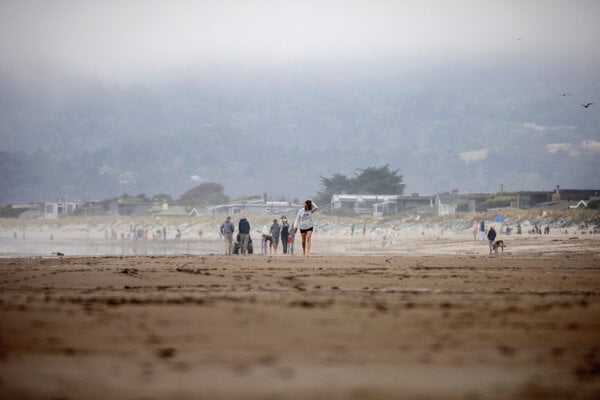 Návštevníci pláže Stinson Beach po zrušení varovania pred cunami v Kalifornii v stredu 30. júla 2025.